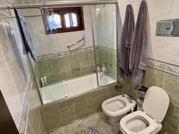 Casa en venta - 4 Dormitorios 4 Baños - Esteban Echeverría
