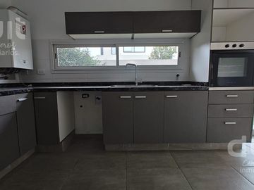 Casa en Venta en La Calandria! Unica en su estilo!