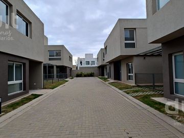 Casa en Venta en La Calandria! Unica en su estilo!