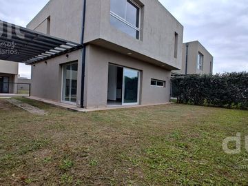 Casa en Venta en La Calandria! Unica en su estilo!