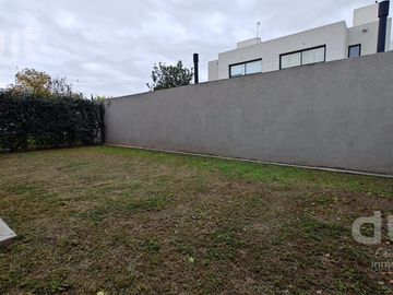 Casa en Venta en La Calandria! Unica en su estilo!