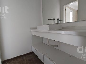 Casa en Venta en La Calandria! Unica en su estilo!