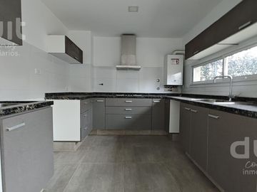 Casa en Venta en La Calandria! Unica en su estilo!