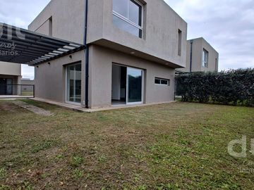 Casa en Venta en La Calandria! Unica en su estilo!