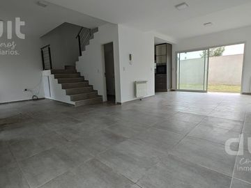 Casa en Venta en La Calandria! Unica en su estilo!