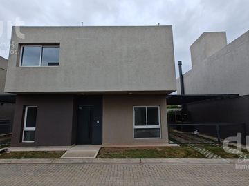 Casa en Venta en La Calandria! Unica en su estilo!