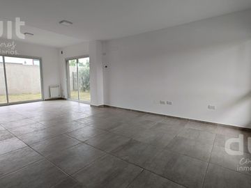Casa en Venta en La Calandria! Unica en su estilo!