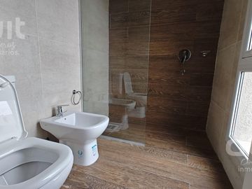 Casa en Venta en La Calandria! Unica en su estilo!