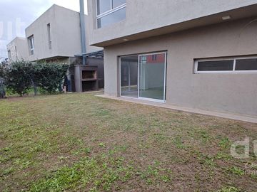 Casa en Venta en La Calandria! Unica en su estilo!