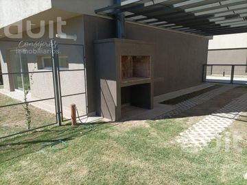 Casa en Venta en La Calandria! Unica en su estilo!
