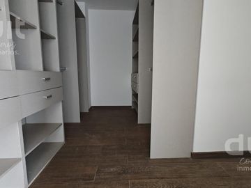 Casa en Venta en La Calandria! Unica en su estilo!