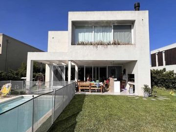 Casa Los Castaños 4 Ambientes con pileta