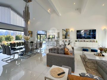 Importante Casa moderna de una planta en Arelauquen con Vistas a la montaña