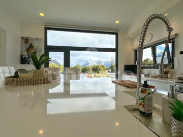 Importante Casa moderna de una planta en Arelauquen con Vistas a la montaña