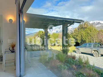 Importante Casa moderna de una planta en Arelauquen con Vistas a la montaña