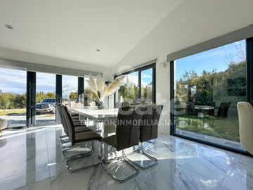Importante Casa moderna de una planta en Arelauquen con Vistas a la montaña