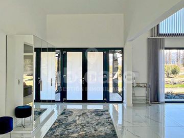 Importante Casa moderna de una planta en Arelauquen con Vistas a la montaña