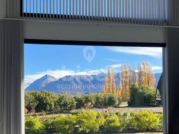 Importante Casa moderna de una planta en Arelauquen con Vistas a la montaña