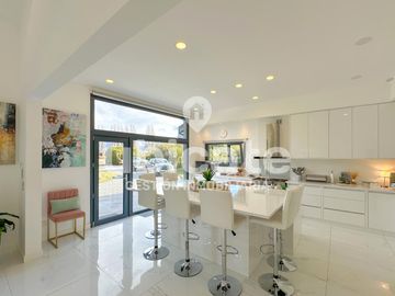 Importante Casa moderna de una planta en Arelauquen con Vistas a la montaña