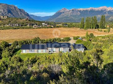 Importante Casa moderna de una planta en Arelauquen con Vistas a la montaña