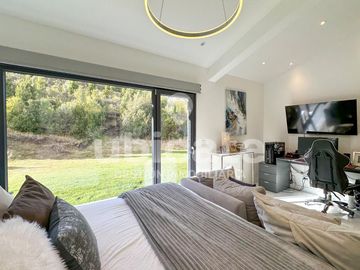 Importante Casa moderna de una planta en Arelauquen con Vistas a la montaña