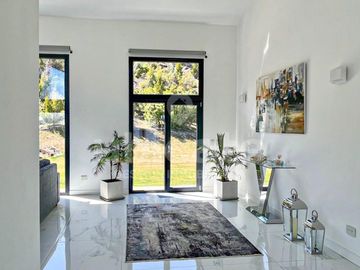 Importante Casa moderna de una planta en Arelauquen con Vistas a la montaña
