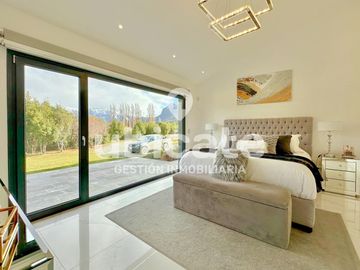Importante Casa moderna de una planta en Arelauquen con Vistas a la montaña
