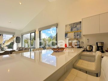 Importante Casa moderna de una planta en Arelauquen con Vistas a la montaña