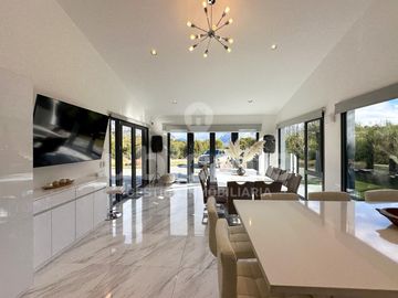 Importante Casa moderna de una planta en Arelauquen con Vistas a la montaña