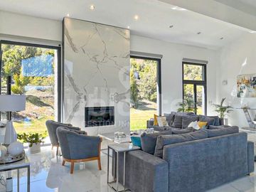 Importante Casa moderna de una planta en Arelauquen con Vistas a la montaña