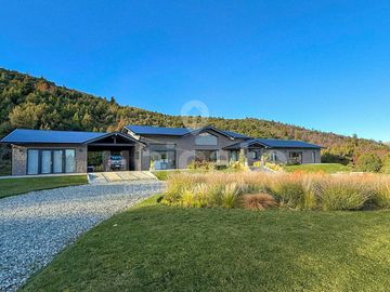 Importante Casa moderna de una planta en Arelauquen con Vistas a la montaña