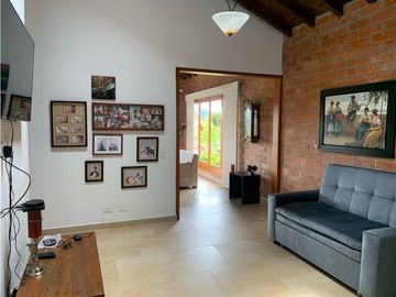 Venta de Hermosa Casa en Alto del Escobero Unidad Cerrada