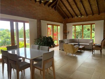 Venta de Hermosa Casa en Alto del Escobero Unidad Cerrada