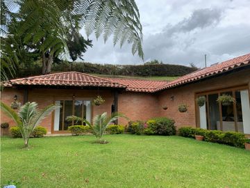 Venta de Hermosa Casa en Alto del Escobero Unidad Cerrada