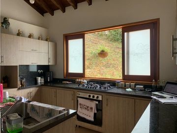 Venta de Hermosa Casa en Alto del Escobero Unidad Cerrada
