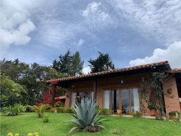 Venta de Hermosa Casa en Alto del Escobero Unidad Cerrada