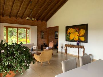 Venta de Hermosa Casa en Alto del Escobero Unidad Cerrada