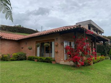 Venta de Hermosa Casa en Alto del Escobero Unidad Cerrada