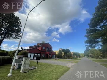 Venta de casa 5 ambientes en Country El Paraíso Guernica
