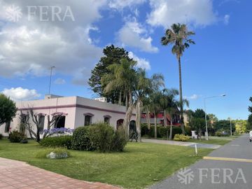 Venta de casa 5 ambientes en Country El Paraíso Guernica