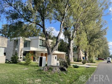 Venta de casa 5 ambientes en Country El Paraíso Guernica