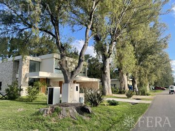 Venta de casa 5 ambientes en Country El Paraíso Guernica