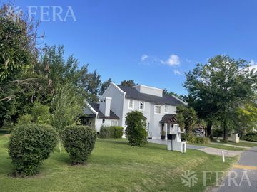 Venta de casa 5 ambientes en Country El Paraíso Guernica