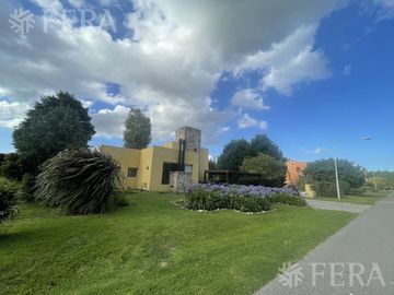 Venta de casa 5 ambientes en Country El Paraíso Guernica