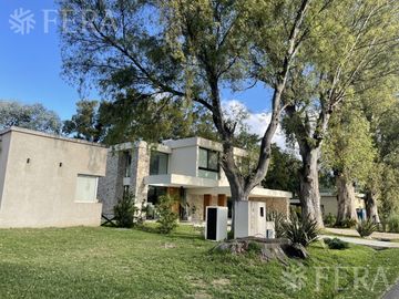 Venta de casa 5 ambientes en Country El Paraíso Guernica