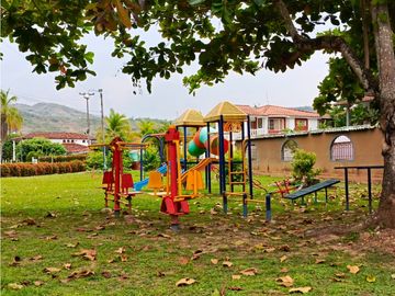 VENTA ESPECTACULA CASA CAMPESTRE VA CARMEN DE APICALA TOLIMA