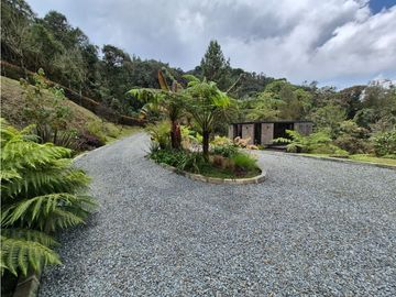 Venta de Hermosa Casa en Alto del Escobero Unidad Cerrada