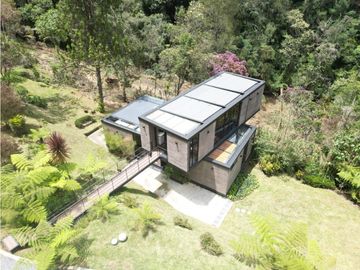 Venta de Hermosa Casa en Alto del Escobero Unidad Cerrada