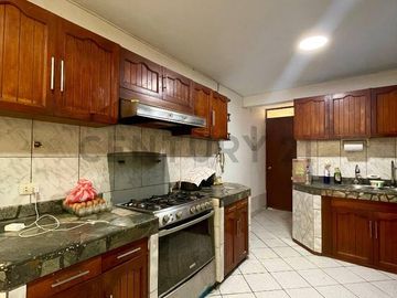 VENTA DE CASA DE 3PISOS EN URB. LAS BRISAS DE VILLA-CHORRILLOS