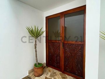 VENTA DE CASA DE 3PISOS EN URB. LAS BRISAS DE VILLA-CHORRILLOS